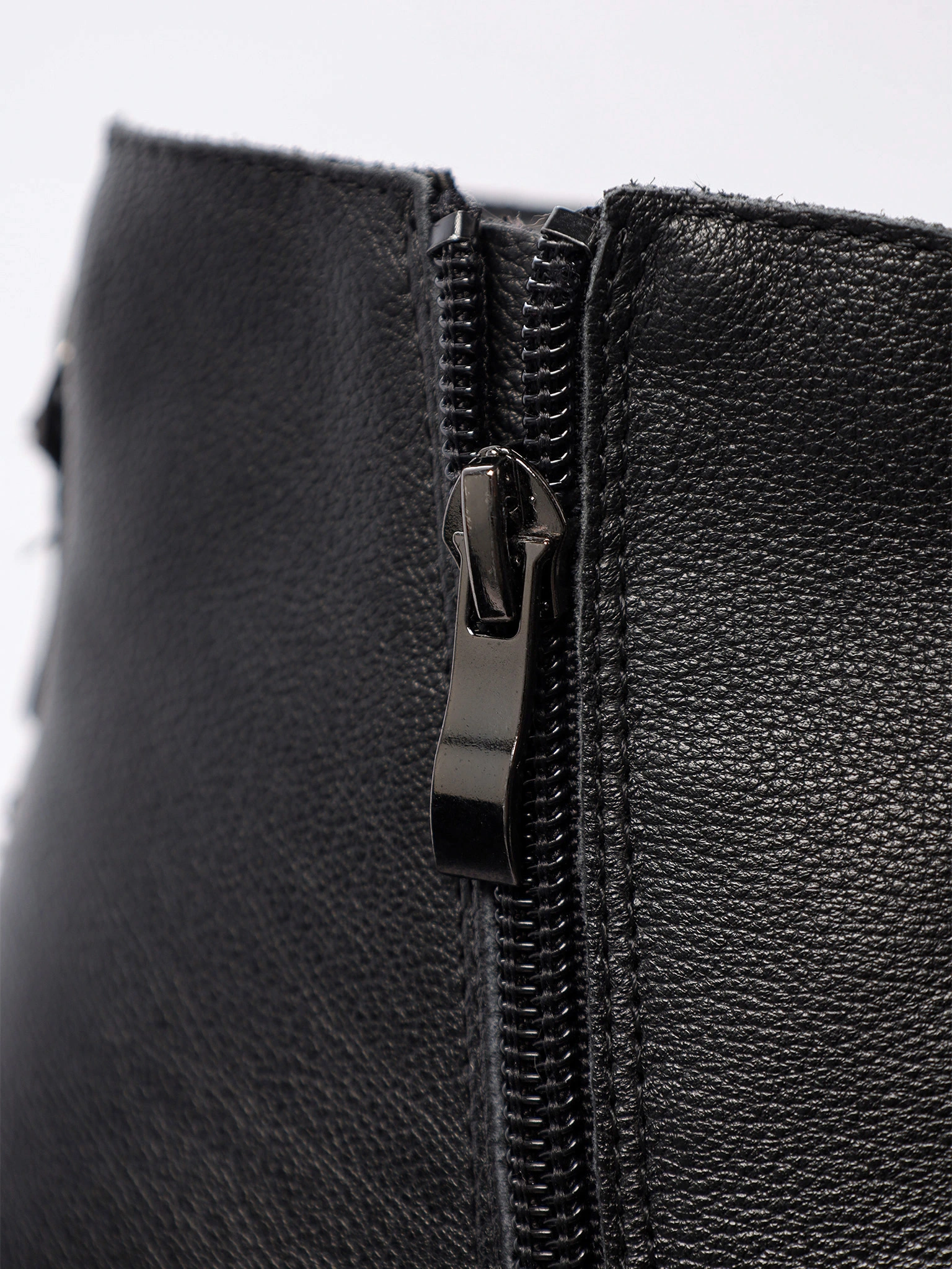 Ботинки черного цвета с декоративной молнией сзади на низком каблуке